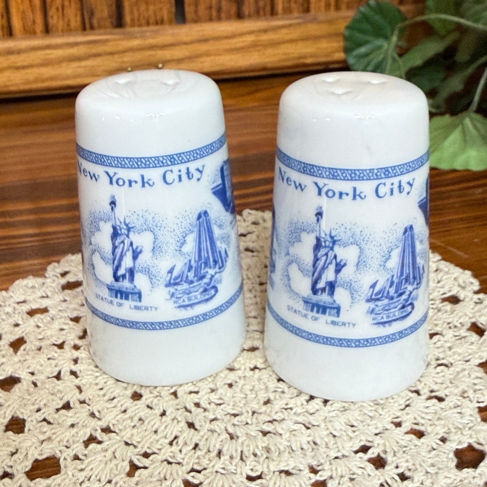 City Merchandise Salt Pepper Shakers NYC Landmarks White Blue Excellent Souvenir